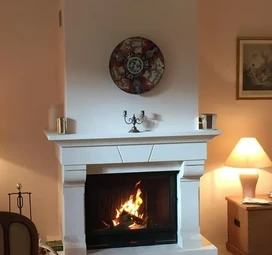 Cheminée élégante pour réchauffer un salon en Périgord