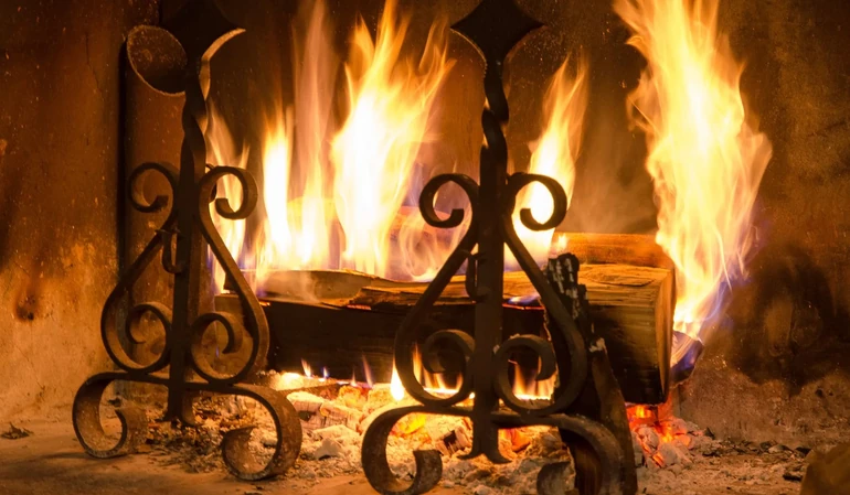 Quand et pourquoi faire ramoner sa cheminée avant l’hiver