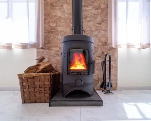 Installation d’un poêle à bois dans une pièce claire et moderne
