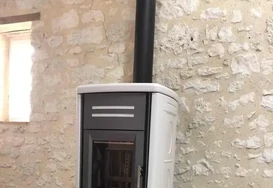 Poêle à granulés avec conduit visible et finition soignée