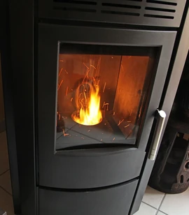 Flamme d’un poêle à granulés en fonctionnement chez soi