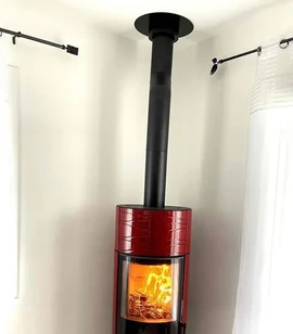 Poêle à bois rouge qui apporte du cachet à la pièce